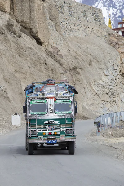 Camión en la carretera Srinagar Leh de gran altitud. Lamayuru, India —  Fotos de Stock