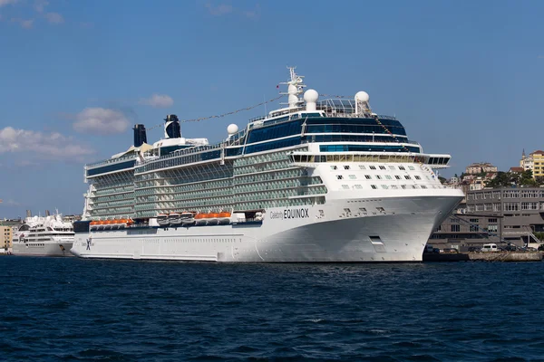 Crucero, Torre Galata y bahía de Cuerno de Oro. Estambul, Turquía — Foto de Stock