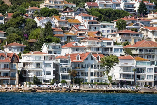 Blick auf die Prinzeninseln am Kinaliada-Hang mit luxuriösen Wohnhäusern an der Küste, Türkei — Stockfoto