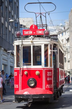 Taksim Tünel nostaljik tramvay istiklal cadde ve insanları özellikle istiklal Caddesi boyunca trundles. Istanbul, Türkiye