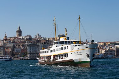 Turistik gemi ve su Haliç. Istanbul, Türkiye