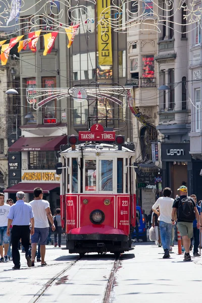 Трамваи Taksim Tunel Nostalgia тянутся вдоль островной улицы и людей на проспекте Истикляль. Стамбул, Турция — стоковое фото