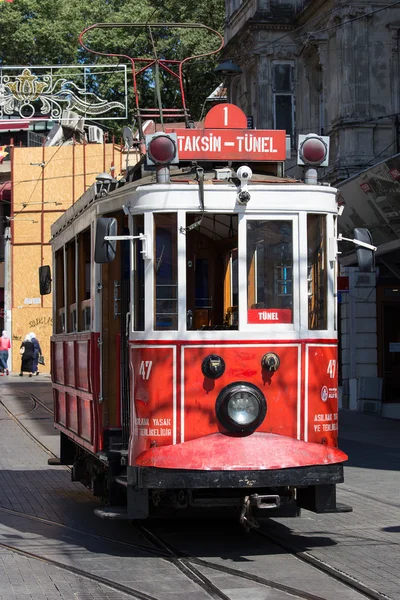 Taksim Tunel tramwajowy nostalgii trundles wzdłuż ulicy istiklal i ludzi przy alei istiklal. Istanbul, Turcja — Zdjęcie stockowe