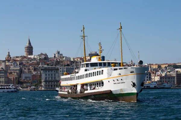Navires touristiques et eau Golden Horn. Istanbul, Turquie — Photo