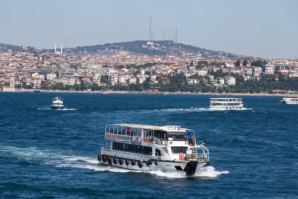 Tourist ships and water Golden Horn. Istanbul, Turkey — Stock Photo, Image