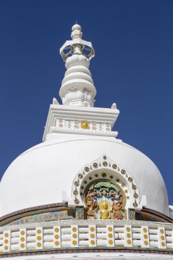Shanti Stupa bir beyaz kubbeli Budist stupa Leh, Hindistan olduğunu