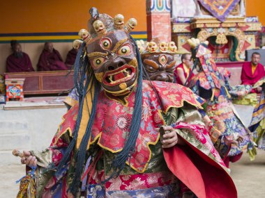 Tibetli Budist lamas törensel bir dans Lamayuru, Ladakh, Hindistan manastırda gerçekleştirmek.