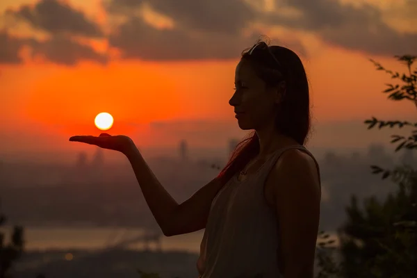 Alleinstehende erwachsene Frau Silhouette bei Sonnenuntergang — Stockfoto