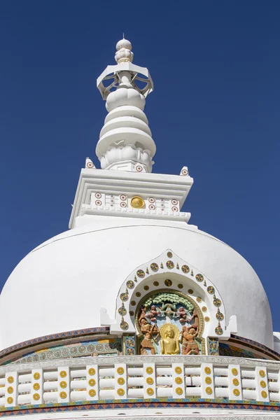 Shanti sztúpa egy buddhista fehér kupolás sztúpa Leh, India — Stock Fotó
