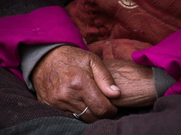 Old Tibetan woman hand. Ladakh, India — Stock Photo, Image