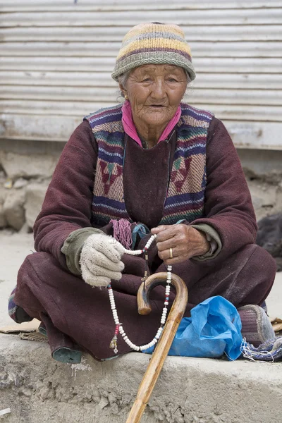 Portret staruszki na ulicy w Leh, Ladakh. Indie — Zdjęcie stockowe