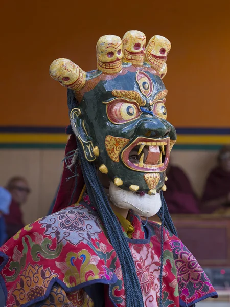 Los lamas budistas tibetanos realizan una danza ritual en el monasterio de Lamayuru, Ladakh, India — Foto de Stock