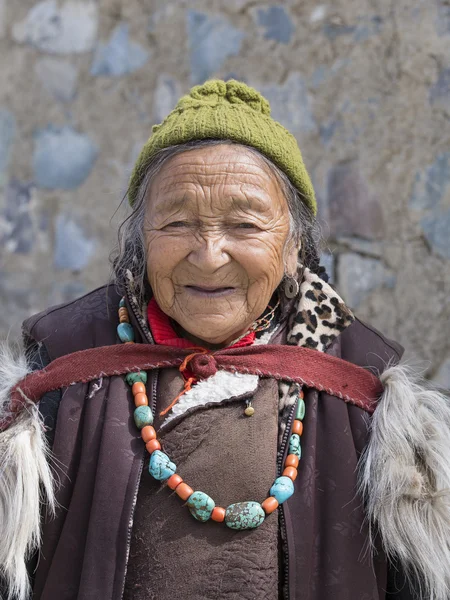 Mulheres velhas budistas tibetanas no mosteiro de Lamayuru, Ladakh, Índia — Fotografia de Stock