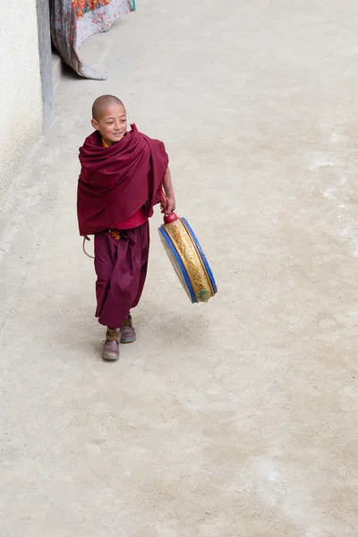 Tibetan Buddhist young monk in the monastery of Lamayuru, Ladakh, India — 图库照片