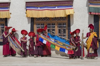 Tibetli Budist lamas törensel bir dans Lamayuru, Ladakh, Hindistan manastırda gerçekleştirmek.