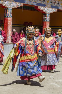 Tibetli Budist lamas törensel bir dans Lamayuru, Ladakh, Hindistan manastırda gerçekleştirmek.