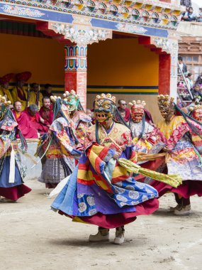 Tibetli Budist lamas törensel bir dans Lamayuru, Ladakh, Hindistan manastırda gerçekleştirmek.