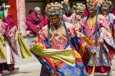 Tibetli Budist lamas törensel bir dans Lamayuru, Ladakh, Hindistan manastırda gerçekleştirmek.