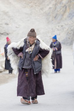 Tibetli Budist yaşlı kadınlarda Lamayuru, Ladakh, Hindistan manastır
