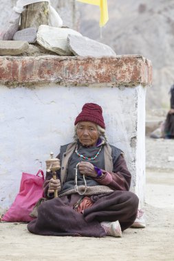 Tibetli Budist yaşlı kadınlarda Lamayuru, Ladakh, Hindistan manastır