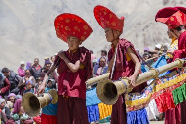 Tibetli Budist lamas törensel bir dans Lamayuru, Ladakh, Hindistan manastırda gerçekleştirmek.