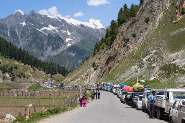 Otomobil ile yolcu yolu Srinagar - Leh, Himalayalar geçişte sıkışmış. Hindistan