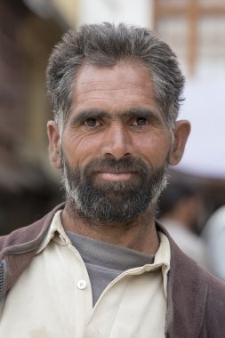 Portre yaşlı adama sokakta Leh, Ladakh içinde. Hindistan