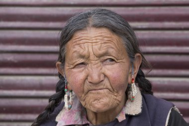 Leh, Ladakh sokakta portre yaşlı kadın. Hindistan