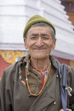 Portre yaşlı adama sokakta Leh, Ladakh içinde. Hindistan