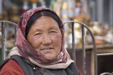 Leh, Ladakh sokakta portre yaşlı kadın. Hindistan