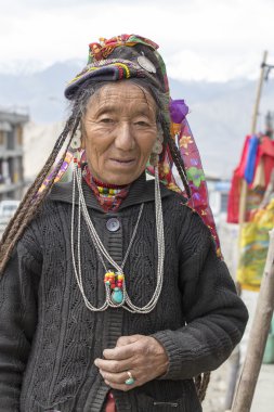 Leh, Ladakh sokakta portre yaşlı kadın. Hindistan