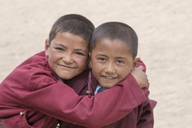 Tibet mutlu çocuklar Druk beyaz Lotus okulda portresi. Ladakh, Hindistan 