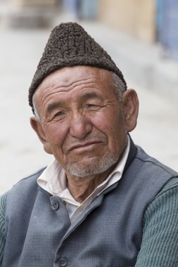 Portre Tibet yaşlı adama sokakta Leh, Ladakh içinde. Hindistan