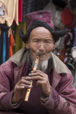 Portre Tibet yaşlı adama sokakta Leh, Ladakh içinde. Hindistan