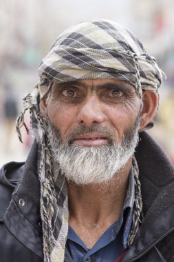 Portre Tibet yaşlı adama sokakta Leh, Ladakh içinde. Hindistan
