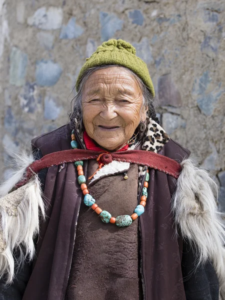 Buddyzmu tybetańskiego starych kobiet w klasztor Lamayuru, Ladakh, Kaszmir — Zdjęcie stockowe