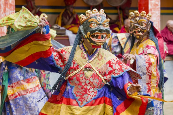 Тибетские буддийские лам исполняют ритуальный танец в монастыре Ламаюру, Ладакх, Индия — стоковое фото