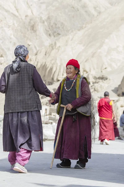 Mulheres velhas budistas tibetanas no mosteiro de Lamayuru, Ladakh, Índia — Fotografia de Stock