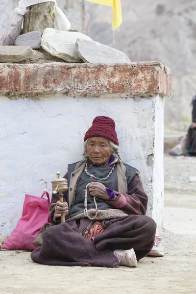Tibetli Budist yaşlı kadınlarda Lamayuru, Ladakh, Hindistan manastır