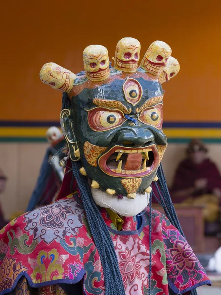 Los lamas budistas tibetanos realizan una danza ritual en el monasterio de Lamayuru, Ladakh, India —  Fotos de Stock