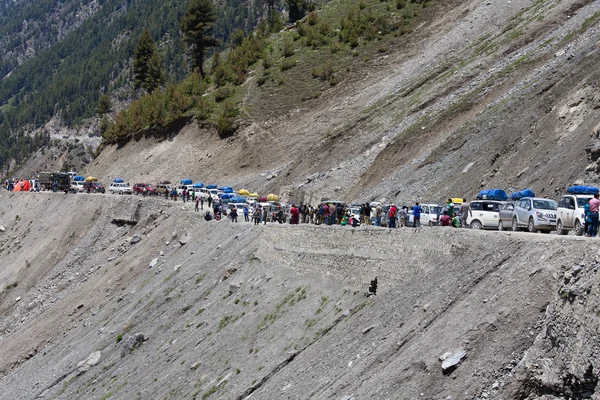 Coches con pasajeros atascados en el paso en el camino Srinagar Leh, Himalaya. India —  Fotos de Stock