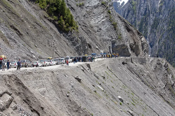 汽车与乘客被困在路斯利那加-Leh，喜马拉雅山转嫁。印度 — 图库照片