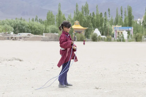 Chica tibetana saltando en una cuerda en Druk White Lotus School. Ladakh, India —  Fotos de Stock