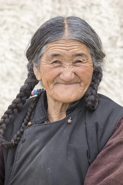 Porträt einer alten Frau auf der Straße in leh, ladakh. Indien — Stockfoto