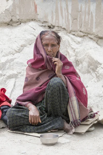 Mulher indiana mendigo na rua em Leh, Ladakh. Índia — Fotografia de Stock