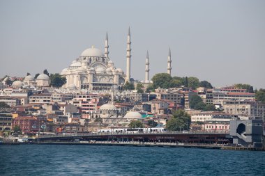 Eminönü Limanı, Istanbul, Türkiye'de Haliç Körfezi üzerinde Beyoğlu İlçesi