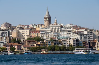 Galata Kulesi ve su Haliç. Istanbul, Türkiye