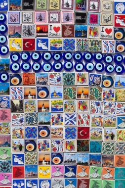  Istanbul, Türkiye'de bir Hediyelik eşya dükkanında renkli mıknatıs Hatıra Eşyası