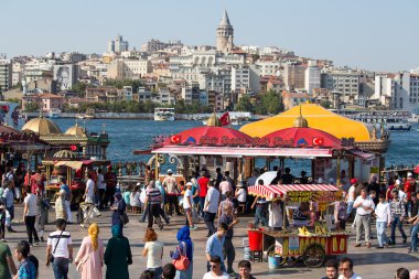 Eminönü Limanı, Istanbul, Türkiye'de Haliç Körfezi üzerinde Beyoğlu İlçesi