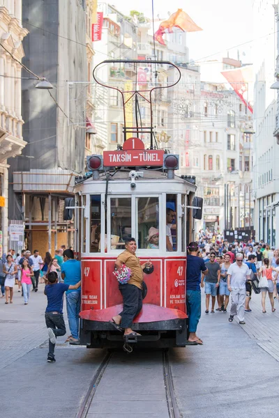 Červenou tramvají na náměstí taksim v Istanbulu, Turecko — Stock fotografie